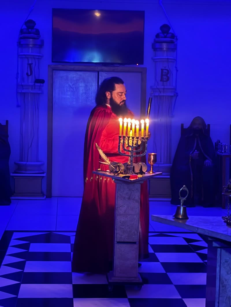 O Venerável Mestre acende a menorá durante o ritual