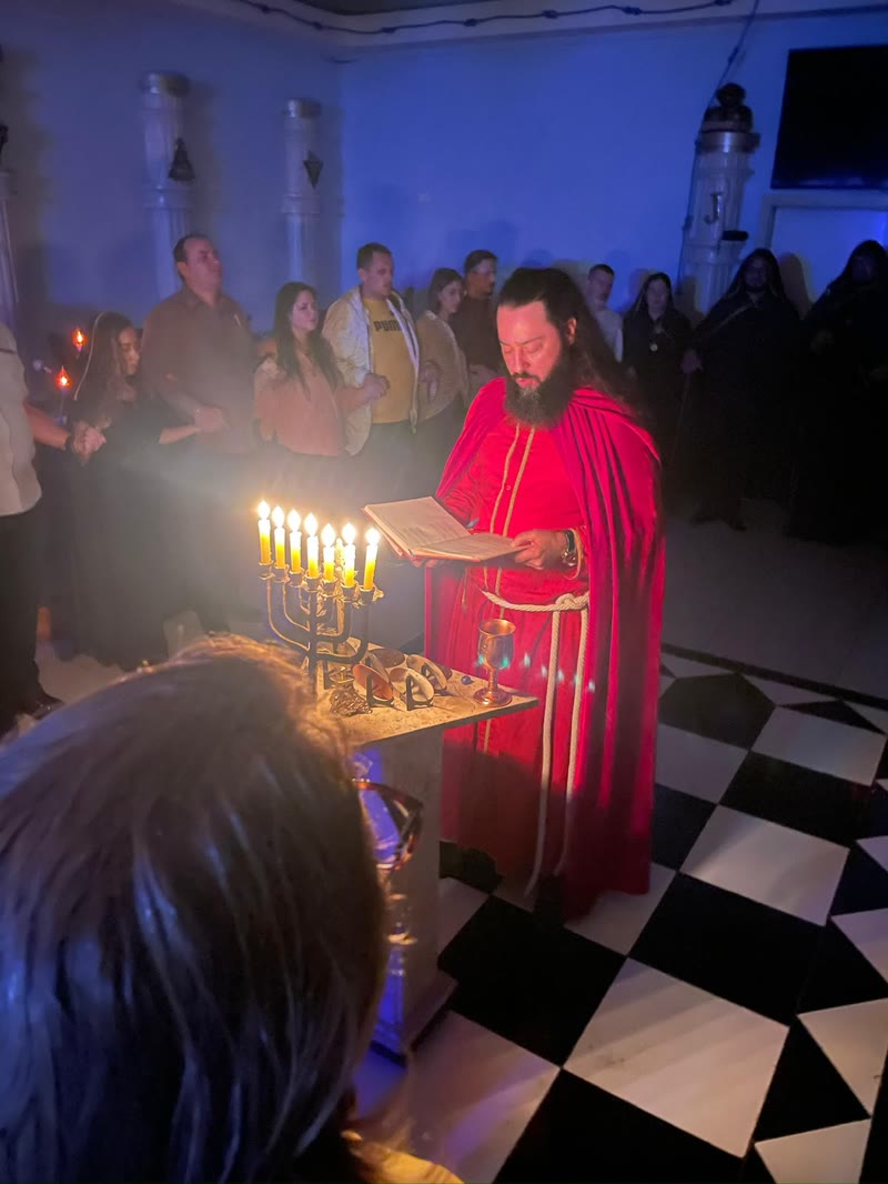 Ritual coletivo: o Venerável Mestre conduz a leitura diante dos participantes