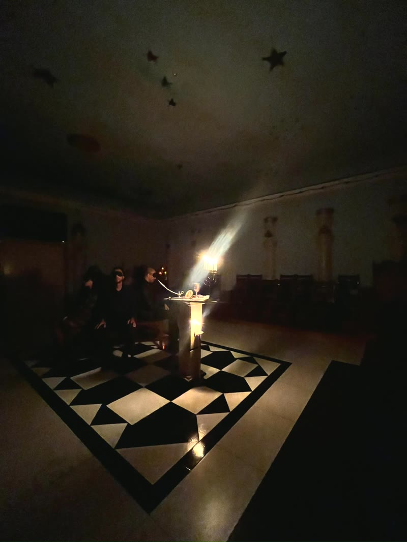 O templo em silêncio, iluminado apenas pelas velas do altar